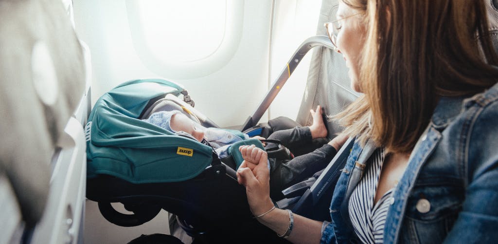 Prendre l'avion avec un siège auto :le guide pour un vol sans encombre